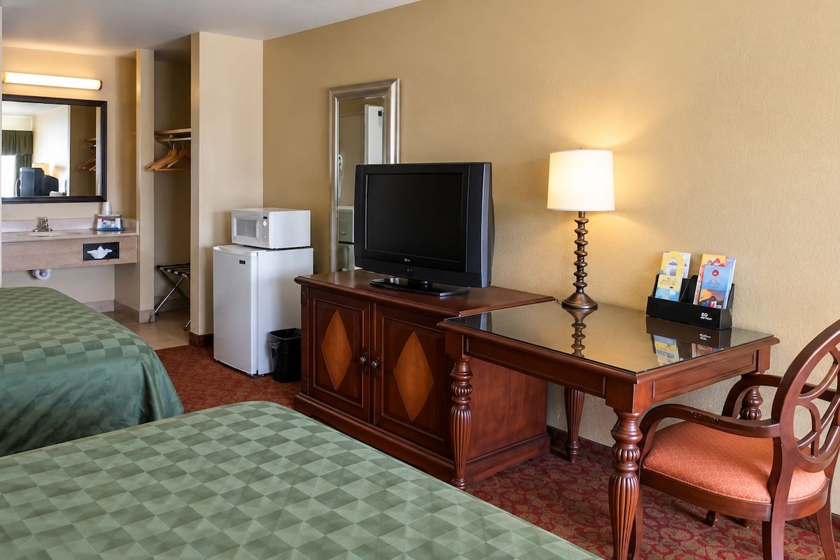 Desk, WiFi (free), bed sheets