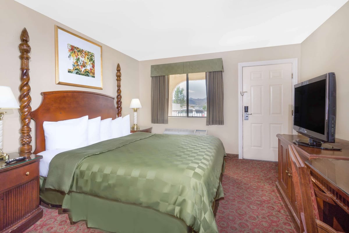 Room, 1 King Bed, Accessible | Restaurant