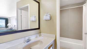 Combined shower/tub, hair dryer, towels