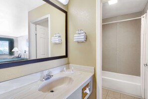 Combined shower/bathtub, hair dryer, towels