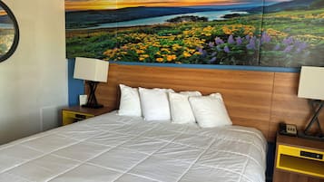 Huone, 1 suuri parisänky, tupakointi kielletty | Työpöytä, ilmainen Wi-Fi, vuodevaatteet, herätyskellot