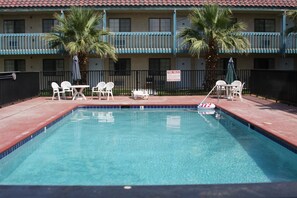 Piscine extérieure, chaises longues