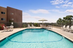 Outdoor pool - Days Inn by Wyndham Oceanside (Oceanside)