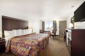 In-room safe, desk, iron/ironing board, free cots/infant beds - Days Inn by Wyndham Oceanside (Oceanside)