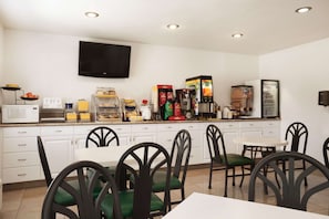Breakfast area - Days Inn by Wyndham Oceanside (Oceanside)