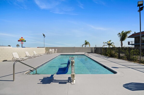 Piscine extérieure, parasols de plage, chaises longues