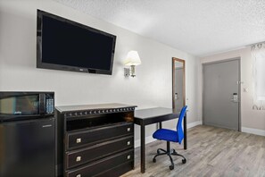 Kamer, 2 queensize bedden, niet-roken (Second Floor) | Een bureau, een laptopwerkplek, een strijkplank/strijkijzer