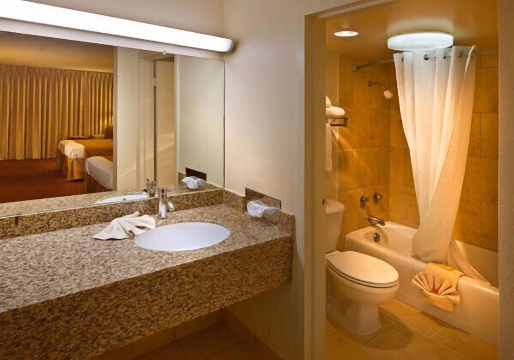 Bathroom | Combined shower/tub, free toiletries, hair dryer, towels