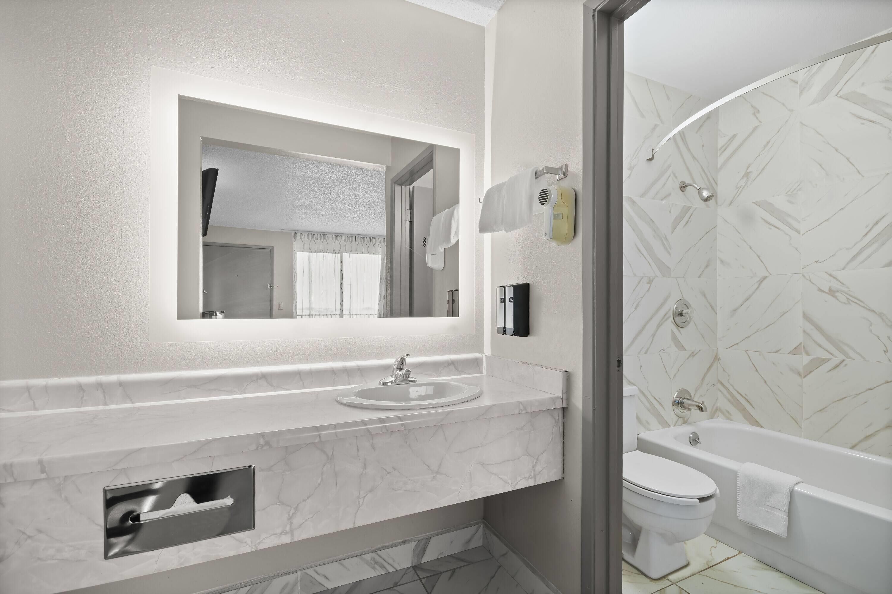 Combined shower/bathtub, free toiletries, hair dryer, towels