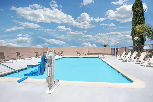 Piscine extérieure, parasols, chaises longues