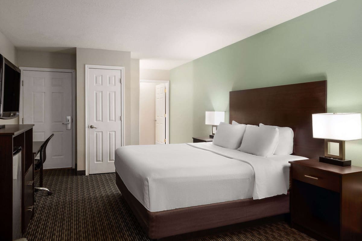 Suite, 1 Katil Raja (King), Non Smoking, Jetted Tub | Peralatan tempat tidur premium, meja, ruang kerja komputer riba