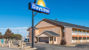 A Days Inn with a clear blue sky.
