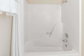 Free toiletries, hair dryer, towels - Days Inn by Wyndham Russell (Russell)