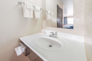 Articles de toilette (gratuits), séchoir à cheveux, serviettes fournies