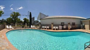 Piscine extérieure en saison