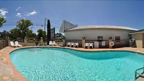 Una piscina al aire libre de temporada