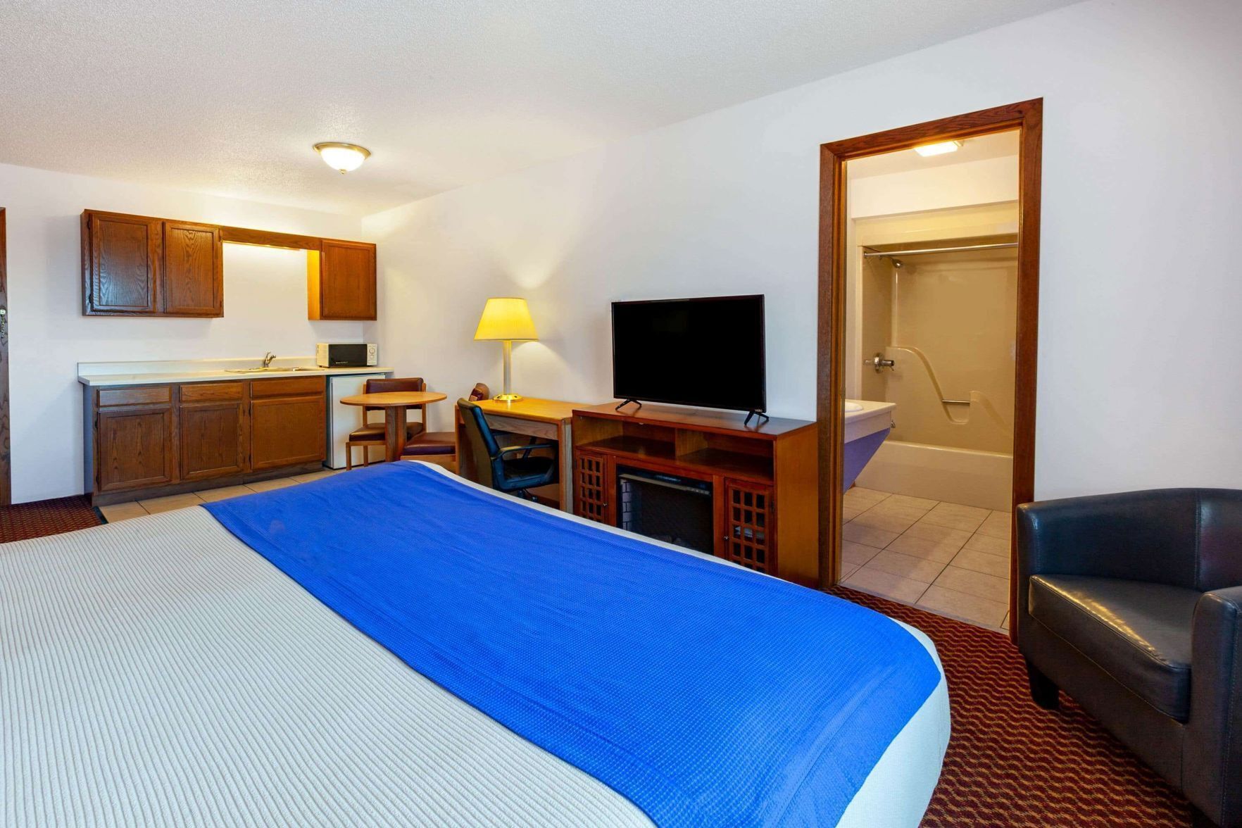 Desk, soundproofing, iron/ironing board, free WiFi