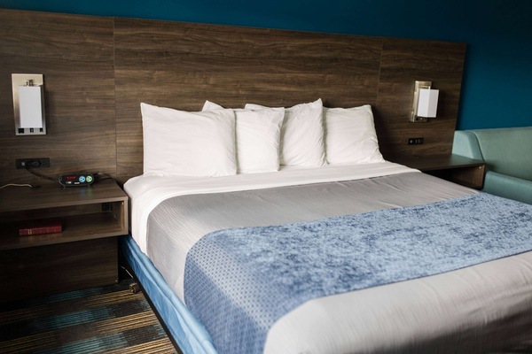 Suite, 1 King Bed, Non Smoking | Desk, soundproofing, iron/ironing board, free WiFi