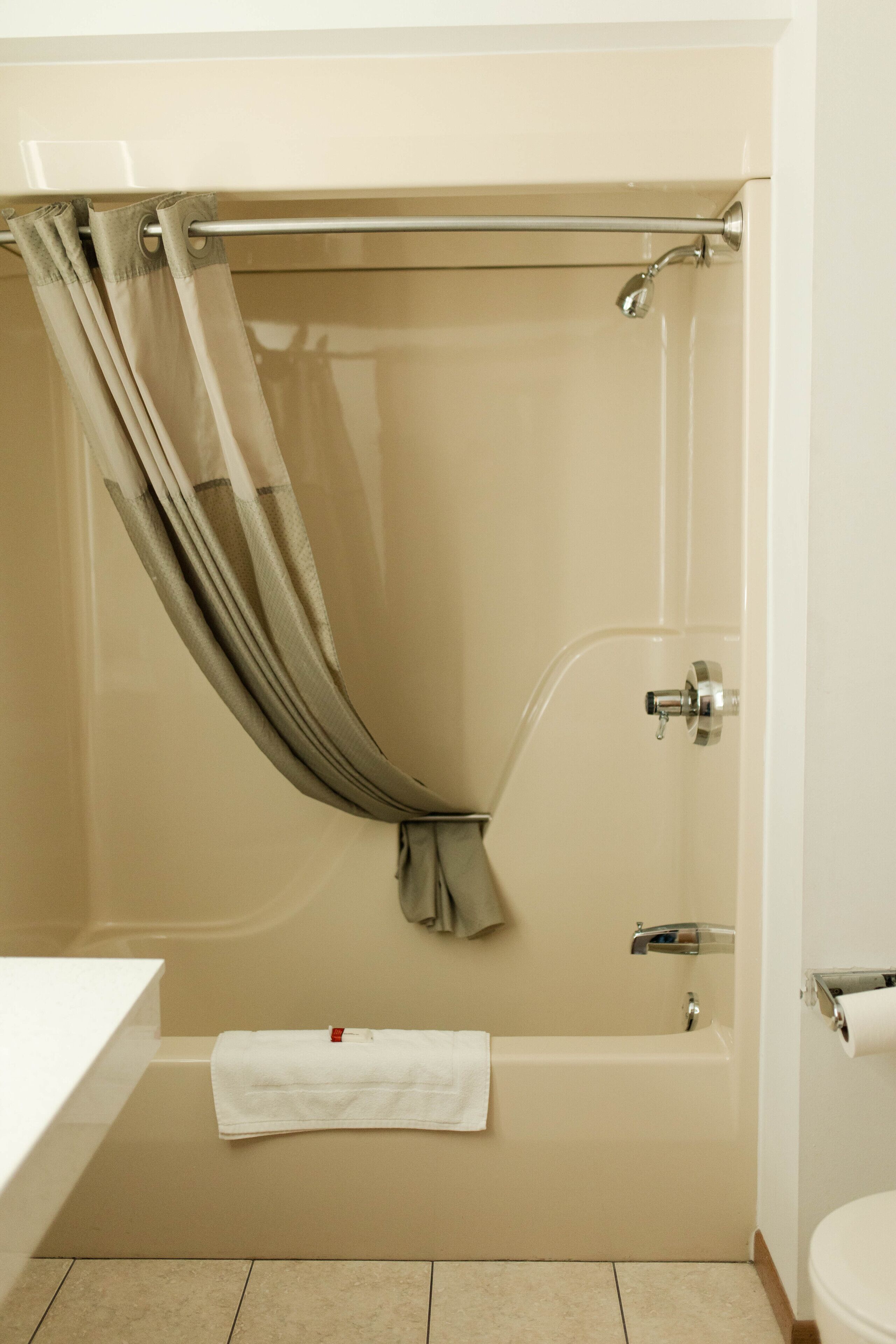 Un baño con bañera, ducha, inodoro y lavabo.