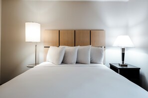 Suite, 1 Queen Bed with Sofa bed (One Bedroom) | Individually decorated, individually furnished, desk, laptop workspace - Sonesta Simply Suites Fort Worth (Fort Worth)