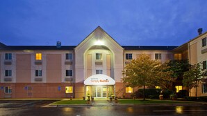 A hotel entrance with a sign reading "Sonesta Simply Suites" and a well-lit facade. - Sonesta Simply Suites Detroit Warren (Warren)
