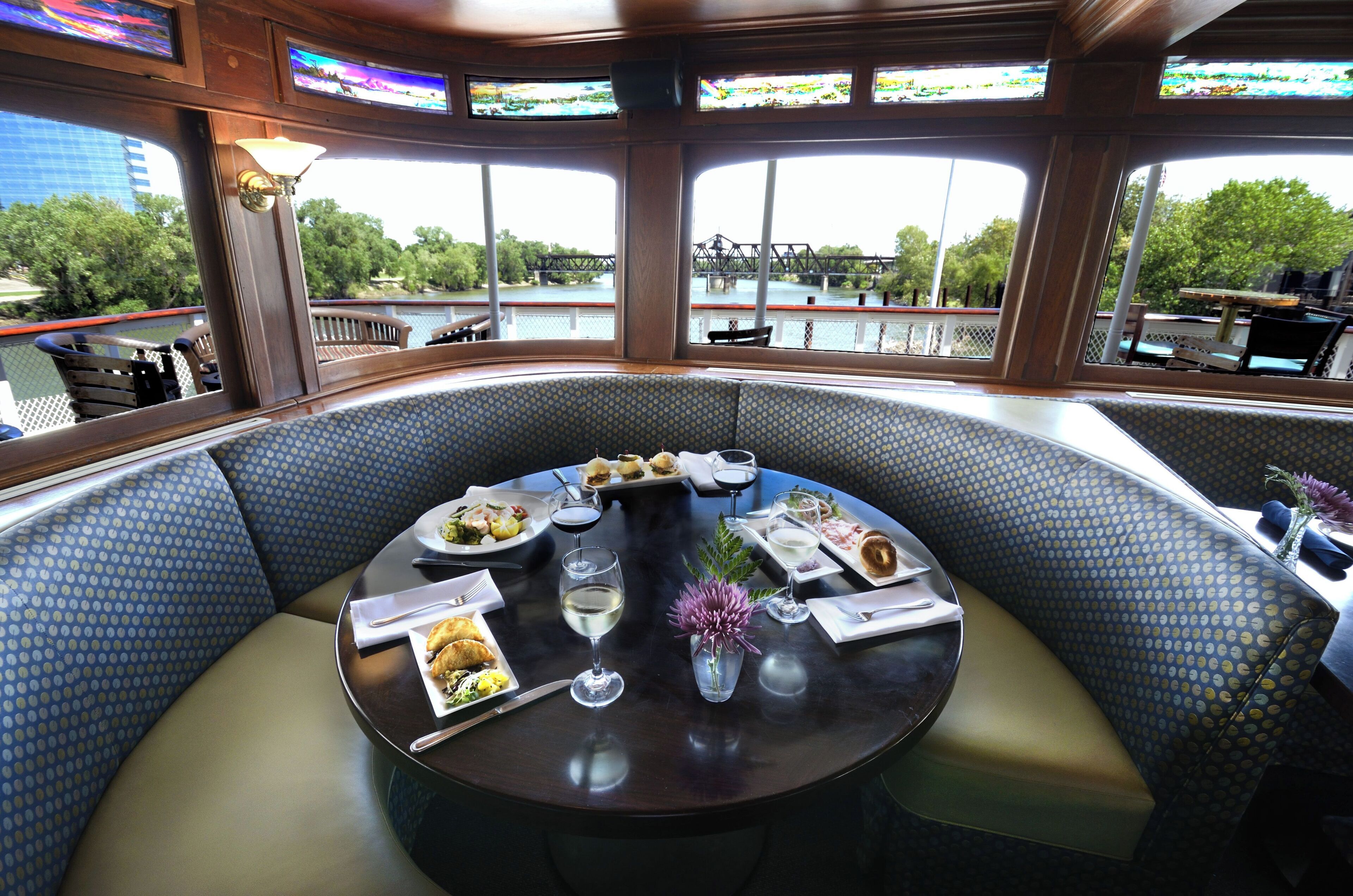 breakfast, lunch, dinner served; american cuisine