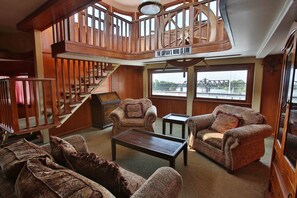 Huone (Captains Quarters) | Varavuoteet