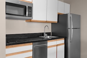 Frigorífico, microondas, placa de cocina y lavavajillas