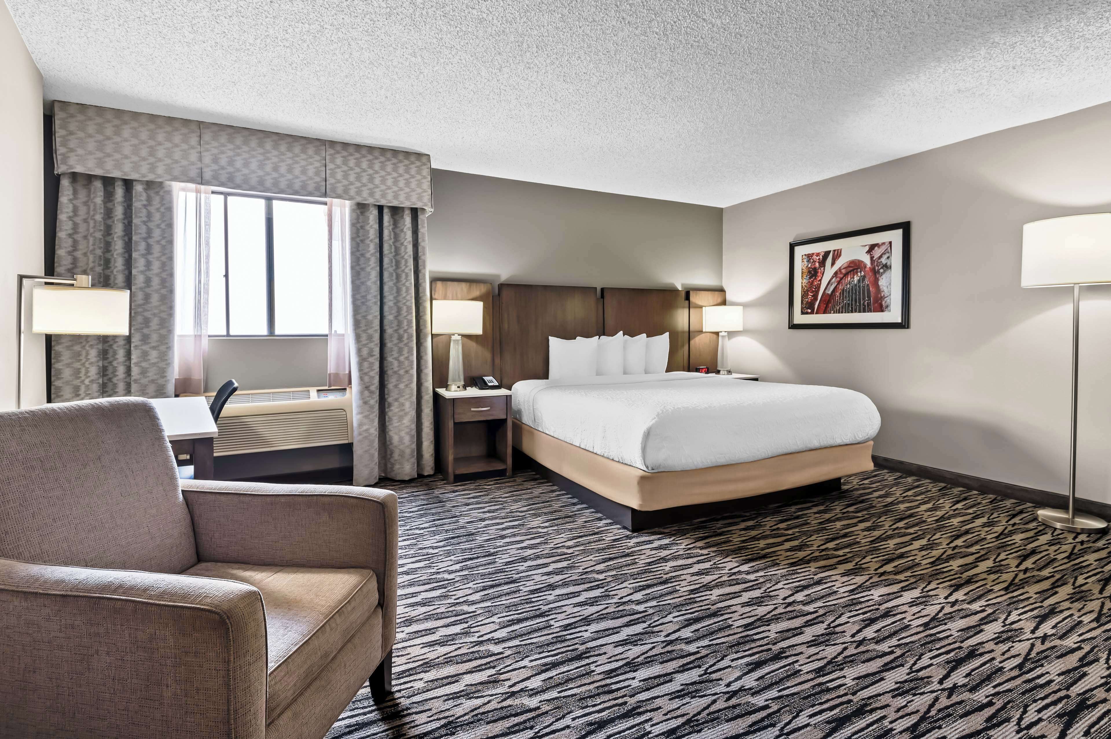 suite, 1 king bed, non smoking, refrigerator & microwave | 1 bedroom, in-room safe, desk, iron/ironing board