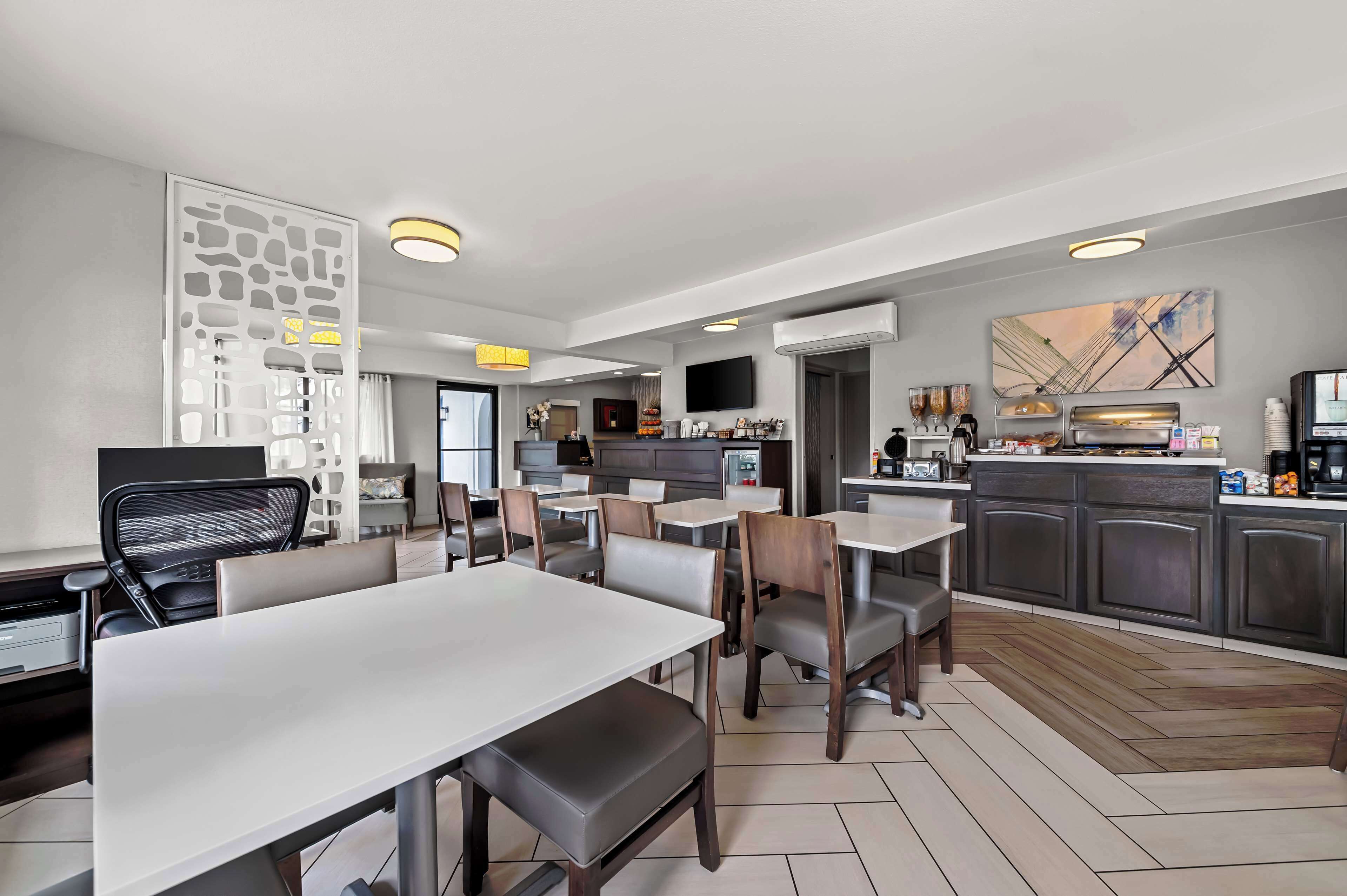 free daily full breakfast