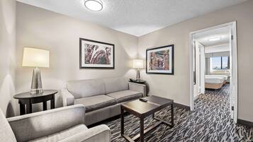 Safe på rommet, skrivebord, strykejern/-brett og barnesenger (inkludert)