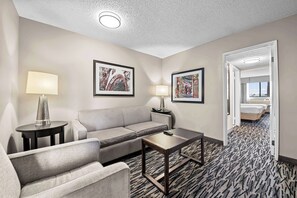 In-room safe, desk, iron/ironing board, free cribs/infant beds - Best Western Los Alamitos Inn & Suites (Los Alamitos)