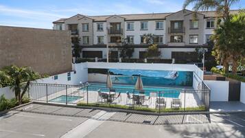 Outdoor pool, sun loungers
