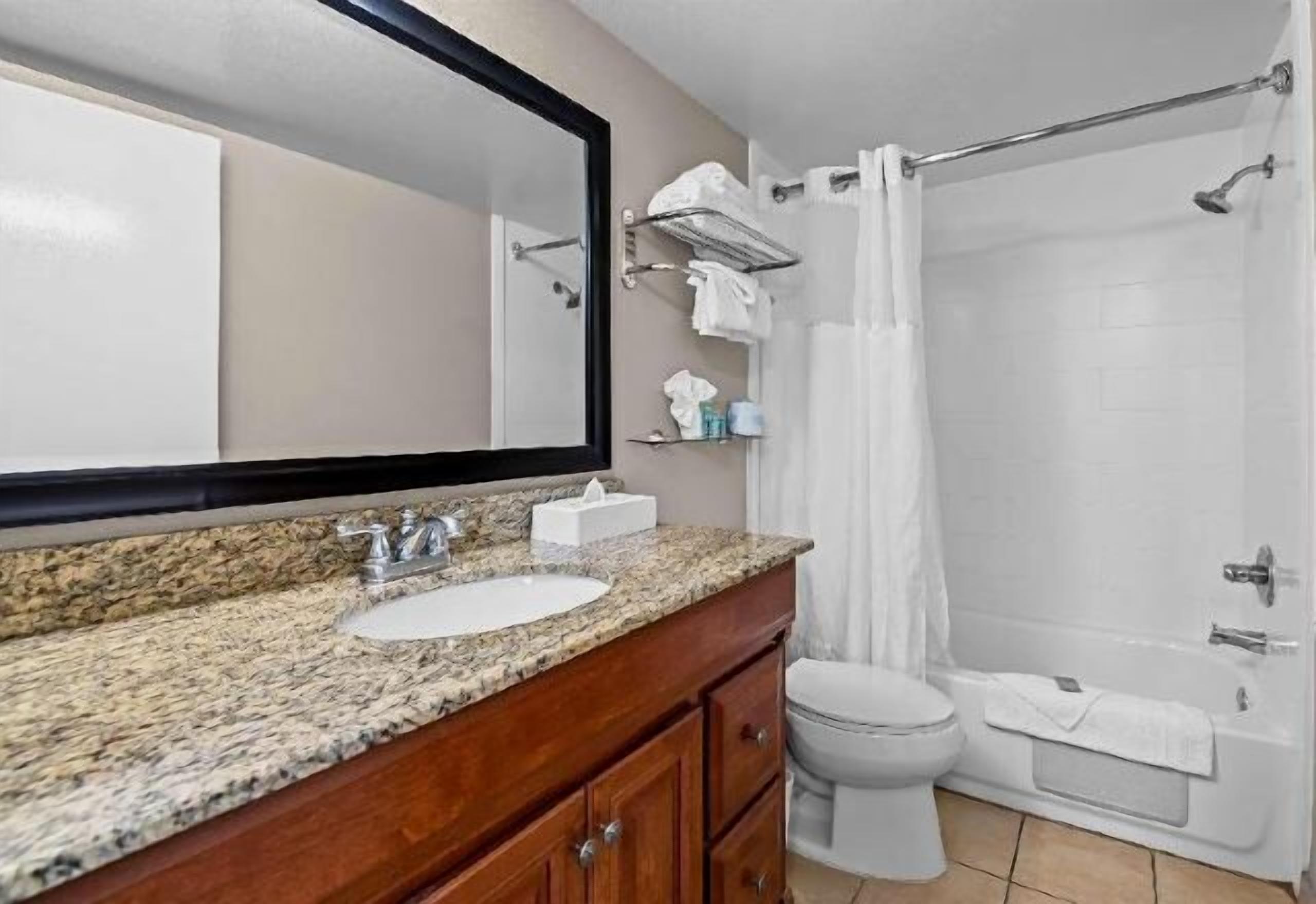 Baño | Ducha y bañera combinadas y artículos de higiene personal gratuitos