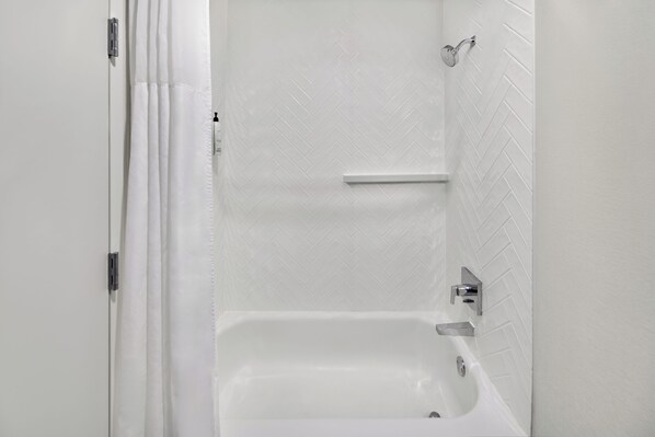 Bañera con ducha, artículos de tocador gratuitos, secador de pelo