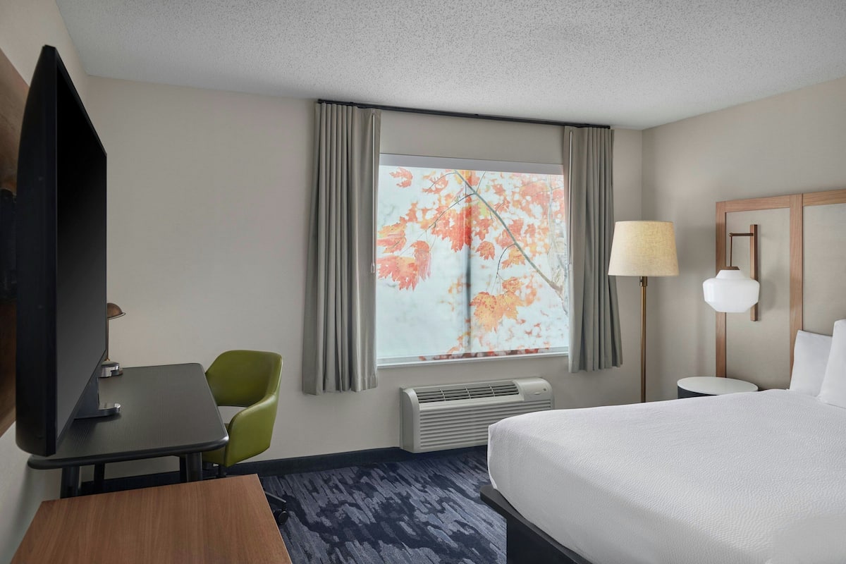 Room, 1 Queen Bed | Desk, iron/ironing board, cots/infant beds, rollaway beds