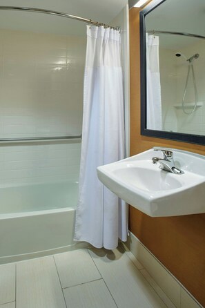 Combined shower/bathtub, free toiletries, hair dryer, towels