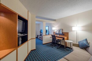 Escritorio, cortinas blackout y tabla de planchar con plancha 