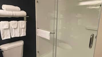 ห้องพัก, เตียงคิงไซส์ 1 เตียง (Hearing Accessible) | ห้องน้ำ | ของใช้ในห้องน้ำฟรี, ไดร์เป่าผม, ผ้าเช็ดตัว, สบู่