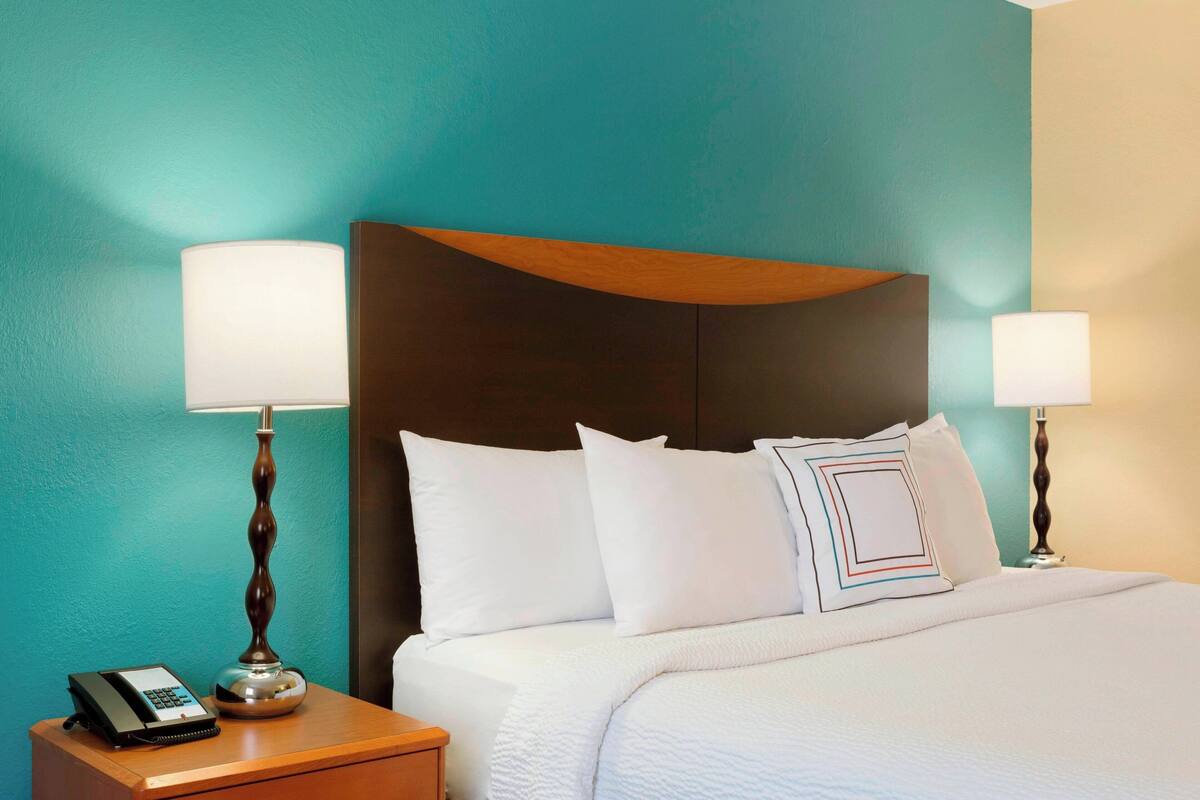 Zimmer, 1 Queen-Bett | Pillowtop-Betten, Schreibtisch, Verdunkelungsvorhänge