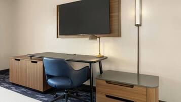 Quarto, 1 cama King | Camas com colchões pillow-top, escrivaninha, cortinas blackout