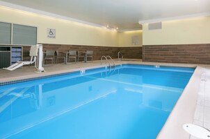 Una piscina con elevador de piscina, vestuario e indicación de elevador.