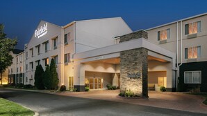 Un hotel Fairfield by Marriott con diseño moderno, entrada cubierta y fachada bien iluminada.