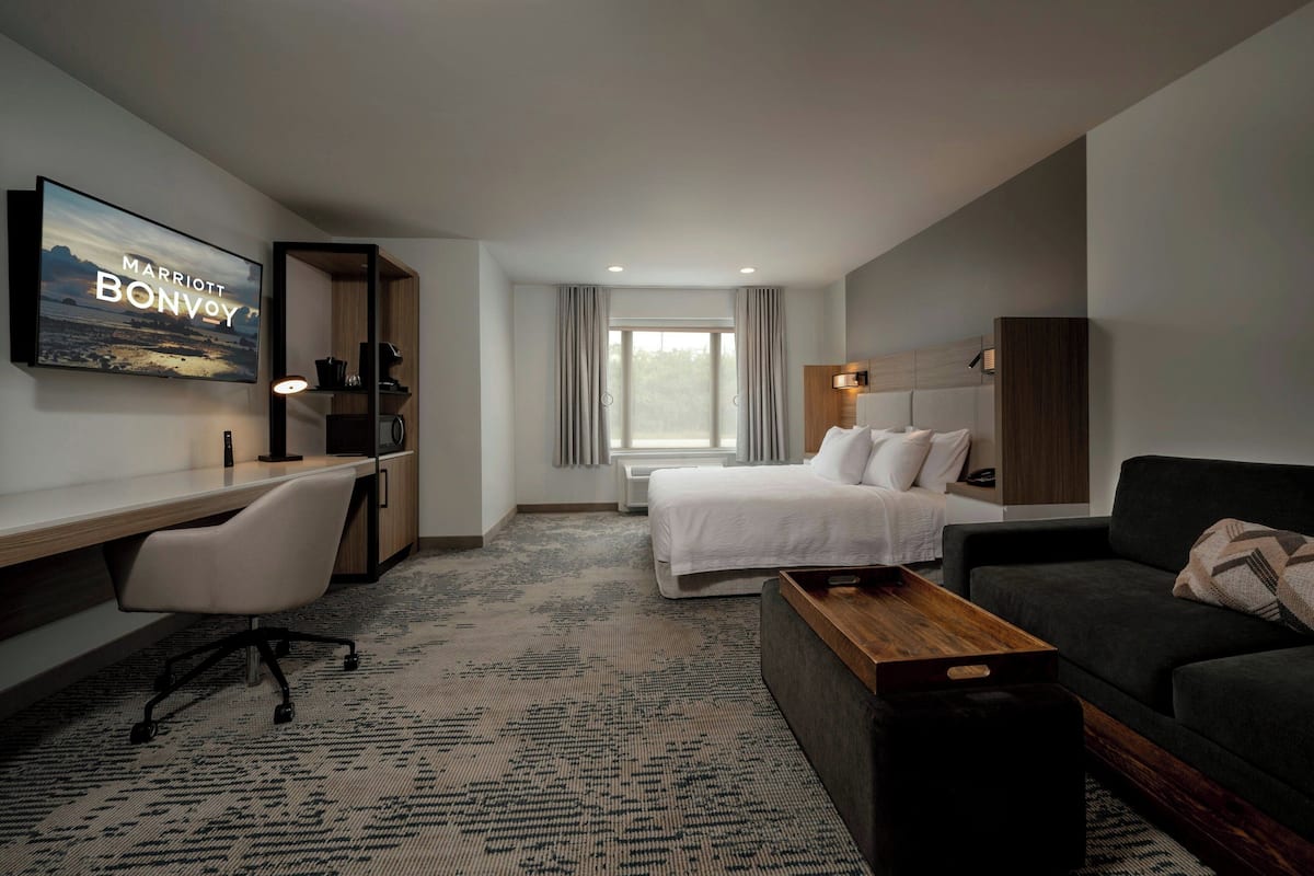 1 bedroom, premium bedding, desk, laptop workspace