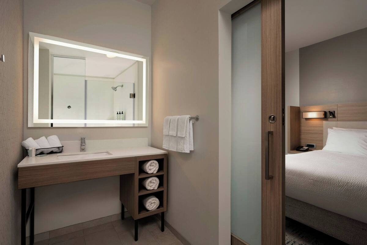 combined shower/bathtub, free toiletries, hair dryer, towels