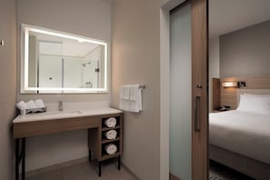 1 bedroom, premium bedding, desk, laptop workspace