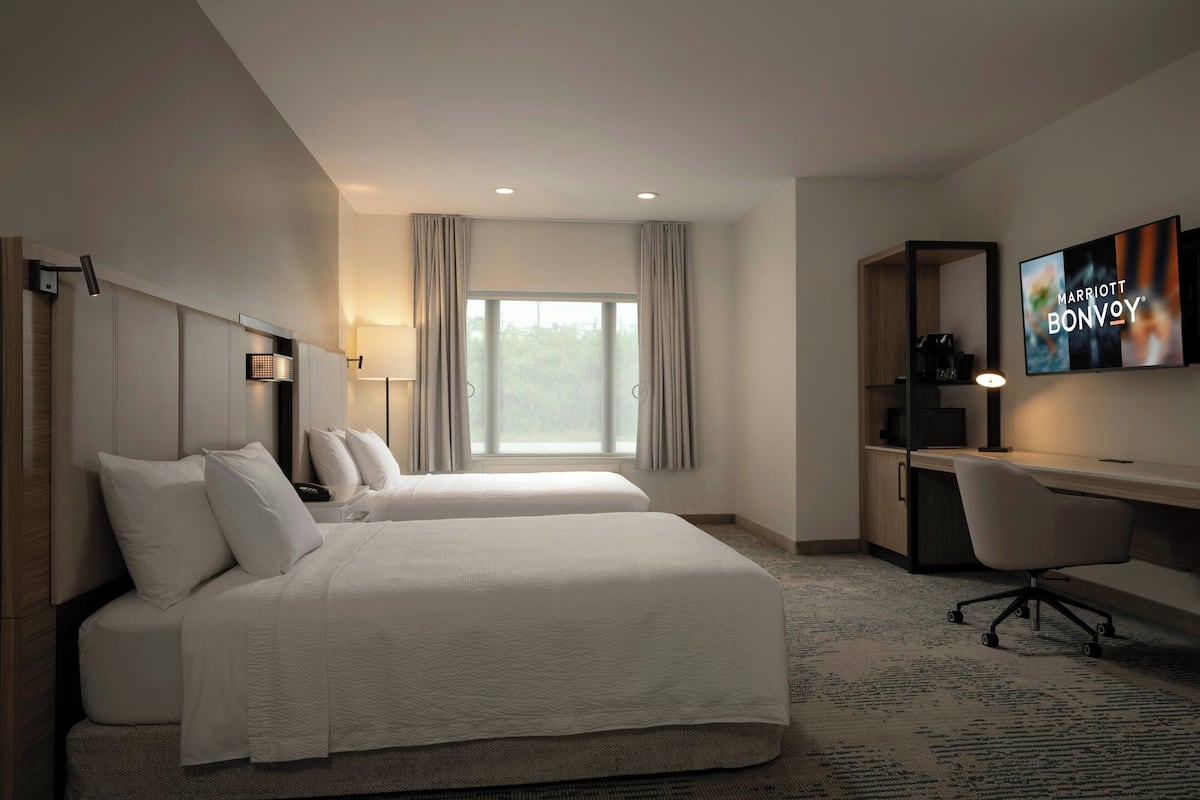 1 bedroom, premium bedding, desk, laptop workspace