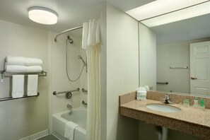 Suite, 2 Doppelbetten, barrierefrei, Badewanne (Mobility & Hearing) | Badezimmer | Kostenlose Toilettenartikel, Haartrockner, Handtücher