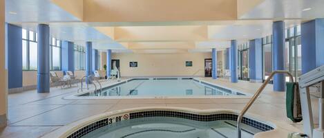 Piscine couverte, chaises longues