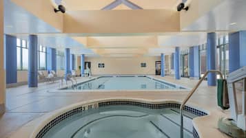 Alberca techada y camastros